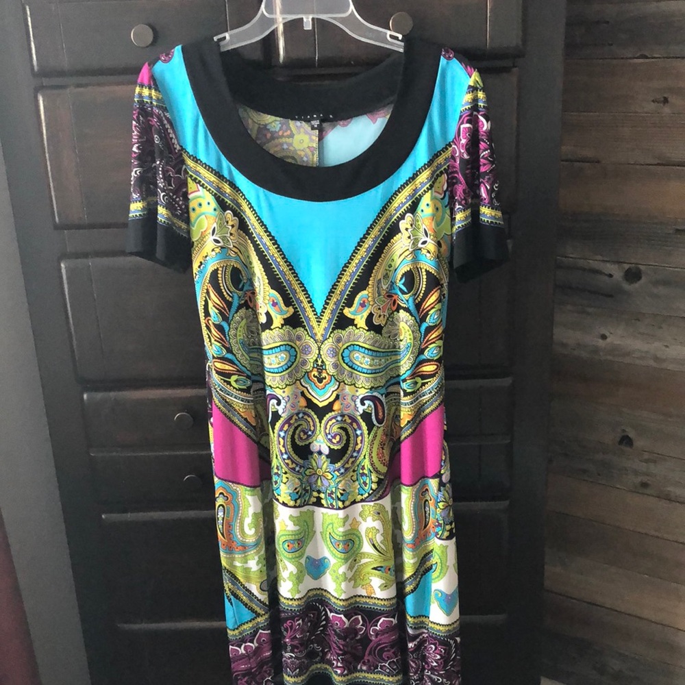 Scoop neck beautifully colored dress. Size M, No wrinkles/ wash and wear